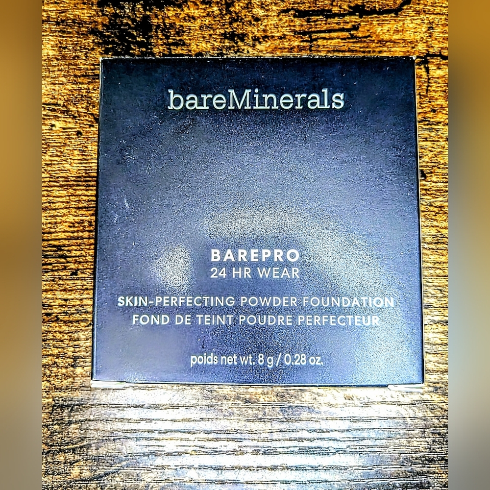 BAREPRO 24HR Skin-Perfecting Powder Foundation